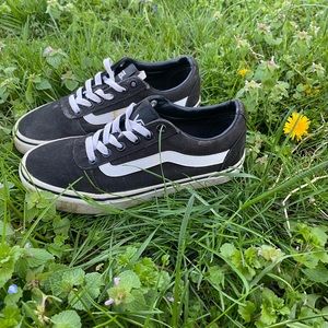 US Women size 7 Originally $70
Black and white low top vans. Worn a little